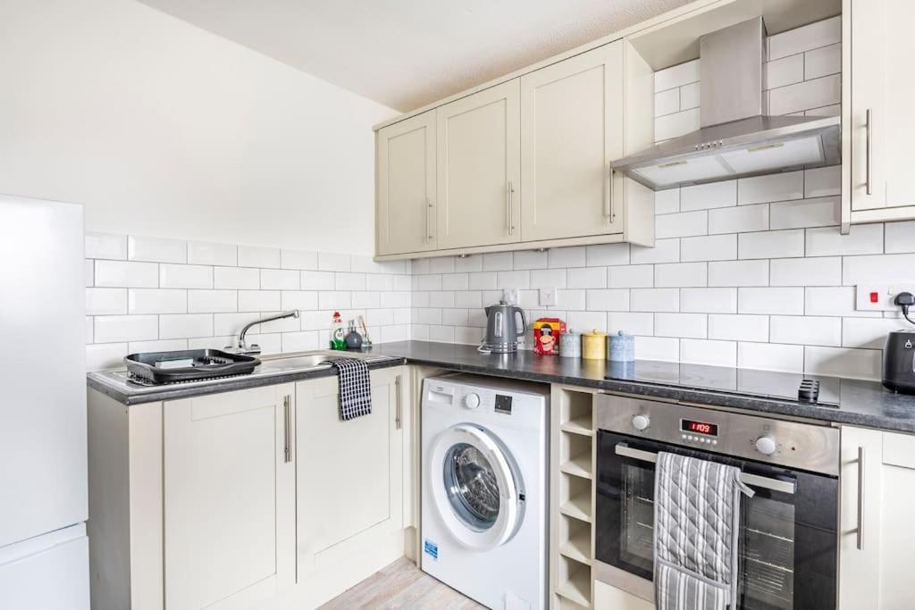 Two Bedroom Flat Near Colchester Hospital With Free Parking And Internet Mile End Kültér fotó