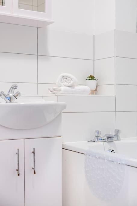 Two Bedroom Flat Near Colchester Hospital With Free Parking And Internet Mile End Kültér fotó