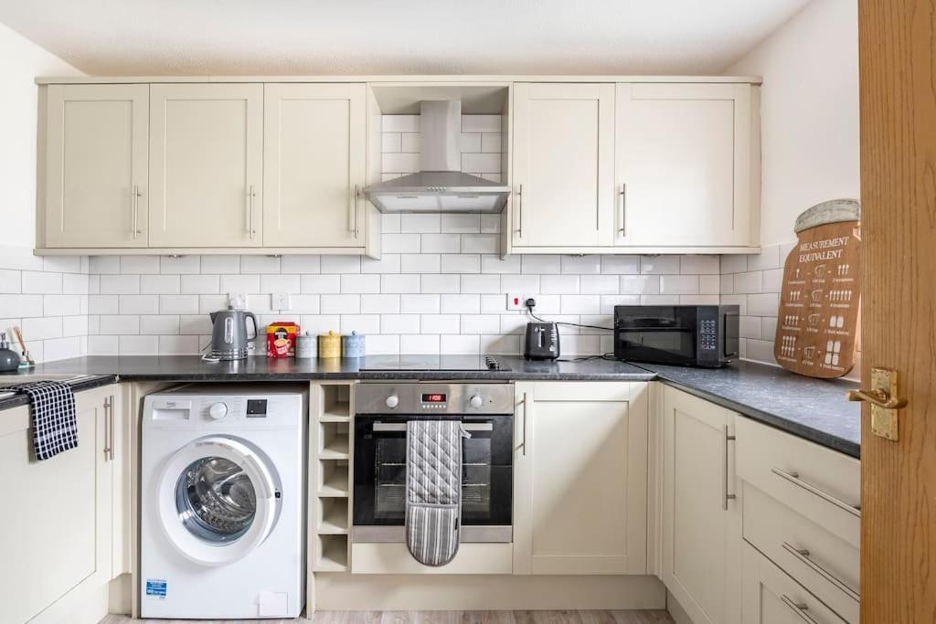 Two Bedroom Flat Near Colchester Hospital With Free Parking And Internet Mile End Kültér fotó