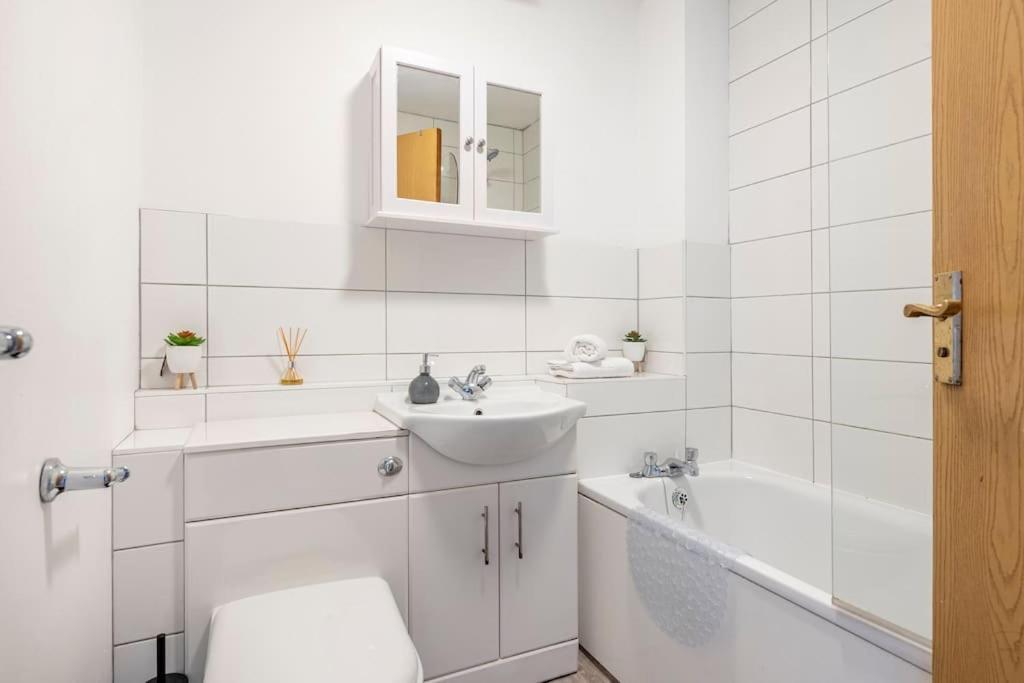 Two Bedroom Flat Near Colchester Hospital With Free Parking And Internet Mile End Kültér fotó